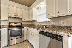 820 S Highland Dr, Mustang