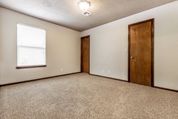 820 S Highland Dr, Mustang